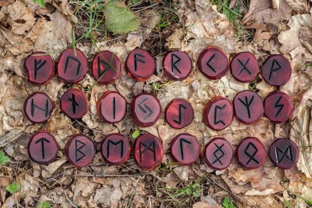 Letras rúnicas nórdicas o vikingas, conocidas como Elder Futhark, en discos de madera rojos y puede reconocer inmediatamente las letras de nuestro alfabeto moderno. (Foto Chur/Adobe Stock)