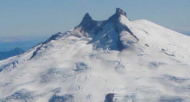 Свещеният вулкан Melimoyu в Патагония, в района на Aysén, в крайния юг на Чили.  Според митичната традиция, в близост до него се намира Градът на цезарите, известен също като Елелин и Трапананда, древното кралство на гигантите.  (Снимката е предоставена с любезното съдействие на автора, Рафаел Видела Айсман)