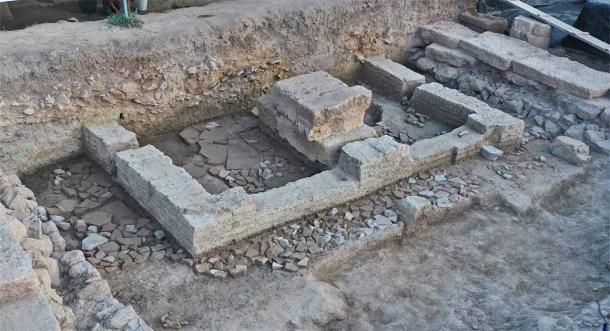 The sacrificial altar at the Artemis Amarynthos temple, Euboea. (ESAG)