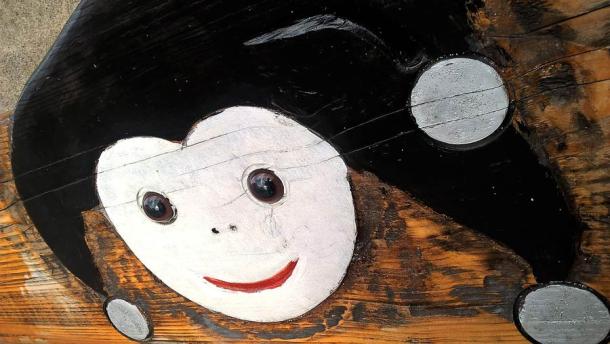 It is said that the French Harlequin was an early interpretation of the Erlking. This harlequin image is on a park bench in Pulsnitz Germany, where most of the earliest references to the Erlking are found. (Lupus in Saxonia / CC BY-SA 4.0)