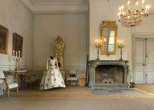 A salon in the palace. 