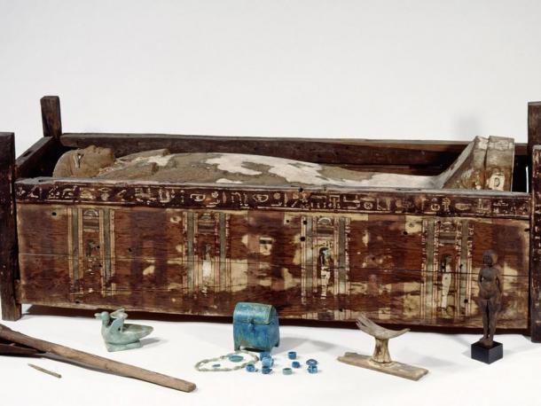 El sarcófago de Tadja, una momia cuyo ADN se analizó para el estudio de 2017. Los resultados del ADN de 2017 se aplicaron al fenotipo de ADN y se usaron para crear las caras de momia reconstruidas. (Museo Egipcio y colección de papiros)