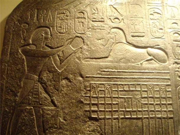 Primer plano de una escena de Dream Stele que representa a Thutmosis IV dando ofrendas a la Gran Esfinge de Giza.  De una reproducción de tamaño completo que se exhibe en el Museo Egipcio Rosacruz, San José, California.  (Captmondo / CC BY-SA 3.0)