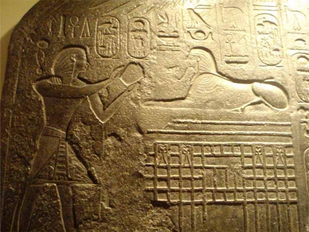 Close-up of a scene from the Dream Stele depicting Thutmose IV giving offerings to the Great Sphinx of Giza. From a full-sized reproduction on display at the Rosicrucian Egyptian Museum, San Jose, California. (Captmondo / CC BY-SA 3.0)