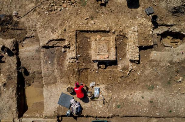 Vista aérea de una sección de la necrópolis romana encontrada en Narbona, Francia