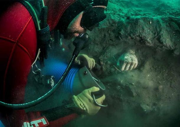 A votive hand is emerging from the sediment during an archaeological excavation in Thonis-Heracleion. End of 5th century BC-early 4th century BC, probably from Cyprus. Photo: Christoph Gerigk ©Franck Goddio/Hilti Foundation