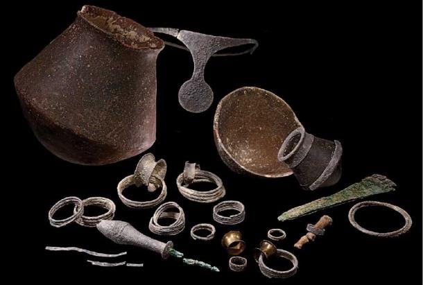 A selection of the grave goods. (credit: J.A. Soldevilla, courtesy of the Arqueoecologia Social Mediterrània Research Group, Universitat Autònoma de Barcelona /Antiquity Publications Ltd)