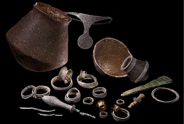 A selection of the grave goods. (credit: J.A. Soldevilla, courtesy of the Arqueoecologia Social Mediterrània Research Group, Universitat Autònoma de Barcelona /Antiquity Publications Ltd)