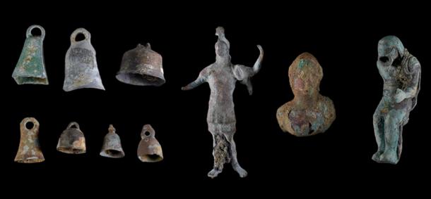 Una selección de campanas se encontraba entre otros artefactos interesantes recuperados de los sitios. (Dafna Gazit, Autoridad de Antigüedades de Israel)