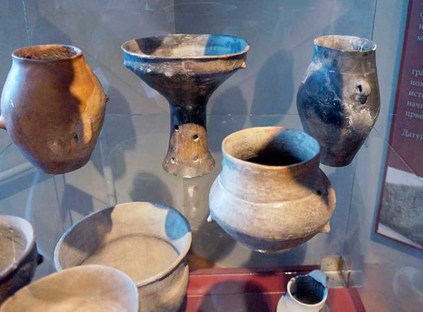 Una selección de cerámicas raras de Tiszapolgar en el área de exhibición de la Edad del Cobre del Museo Nacional Zrenjanin en Serbia. (Jozefsu / CC BY-SA 4.0)