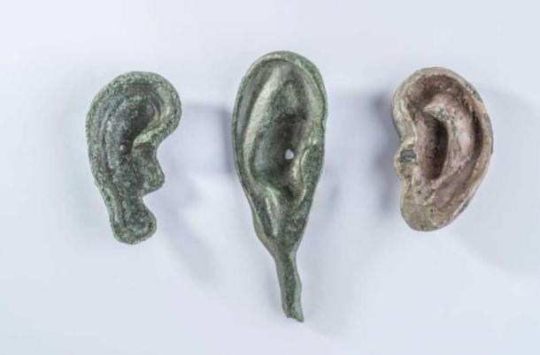 Tres ofrendas votivas en forma de oreja descubiertas en el sitio de excavación termal de San Casciano dei Bagni, Toscana, Italia. (Emanuele Mariotti / SABAP-SI)