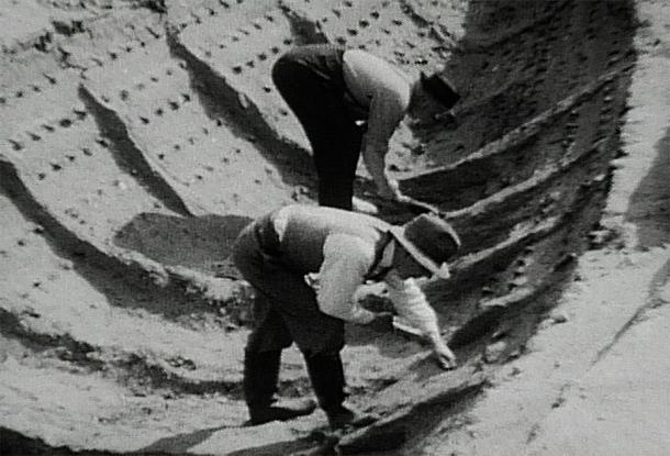 1939 excavation of burial ship, which the Sutton Hoo movie is based on. (Harold John Phillips / Public domain)