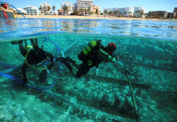 The Roman cargo ship and its well-preserved amphorae jars just below the sea surface and almost on the one of the busiest beaches in Spain. (Jose A Moya / Arqueomallornauta-Consell de Mallorca, Universitat de Barcelona, Universidad de Cádiz, Universitat de les Illes Balears)