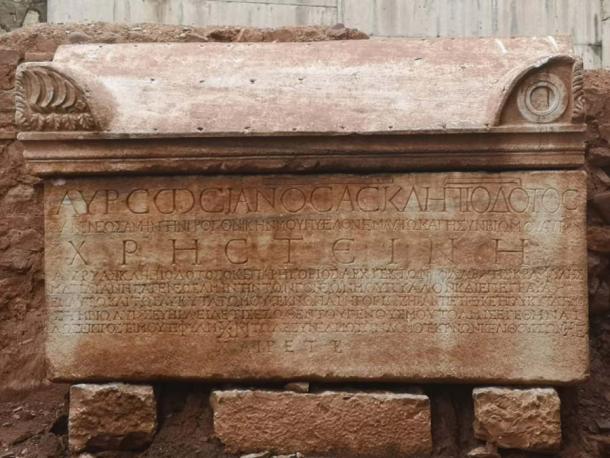 El lado del ataúd de piedra de Tziampo inscrito en latín con su legado y sus esperanzas para el más allá. (TRT)