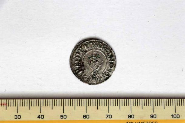 Una moneda de plata descubierta en Lyminge en Kent. (Dr. Gabor Thomas/Universidad de Reading)