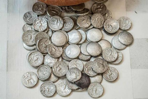 The many kinds of silver coins that made up the 409 Mleiha coin hoard recently discovered in the UAE. (Sharjah Archaeology Authority)