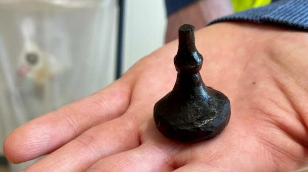 A simply carved medieval chess piece found at the Oslo site. (Ida Irene Bergstrøm / Science in Norway)