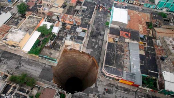 Se abrió un sumidero de más de 60 metros (200 pies) en la ciudad de Guatemala en 2010 (horslip5/CC BY 2.0)