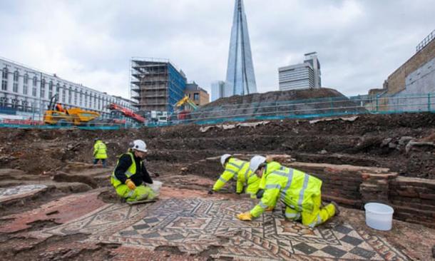 El sitio donde se descubrió el mosaico romano en Londres se encuentra cerca del rascacielos Shard. (Andy Choppin/MOLA)