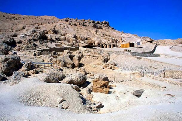 Dra' Abu el-Naga sitio arqueológico, mirando al oeste, Luxor, Cisjordania, Egipto. Fue aquí donde los arqueólogos desenterraron la momia y concluyeron que era una víctima de un derrame cerebral de 2700 años de antigüedad. (Roland Unger / CC BY-SA 3.0)
