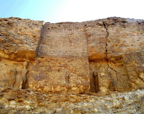 One of the sixteen Boundary Stelae that Akhenaten erected to demarcate the limits of the sacred territory of Akhetaten. Large statues of the Pharaoh and Queen Nefertiti flank the Foundation Decree “Stela U”. Tell el-Amarna.