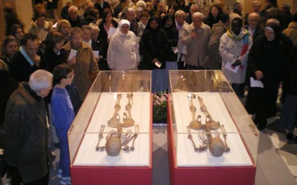 Los esqueletos ahora confirmados de los Santos Crisanto y Daria en la Catedral de Reggio Emilia, Italia. (Catedral de Reggio Emilia)