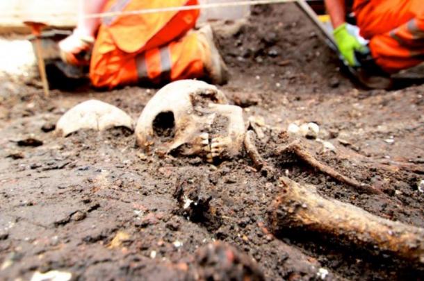 Workers uncover the skeleton of a Londoner from centuries ago in Bedlam burial ground underneath Liverpool Street. 