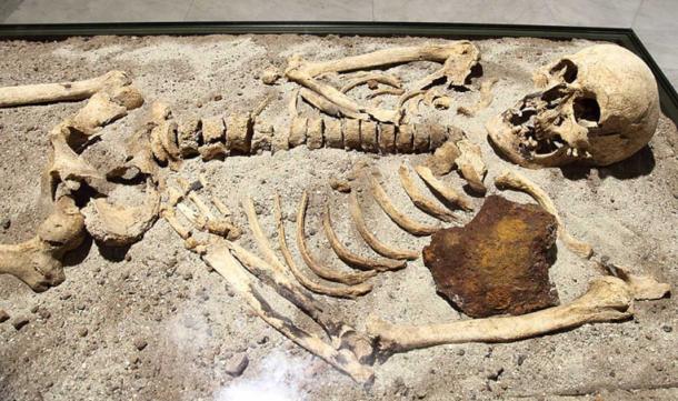 An 800-year-old skeleton found in Bulgaria stabbed through the chest with iron rod. (Bin im Garten / CC BY-SA 3.0)