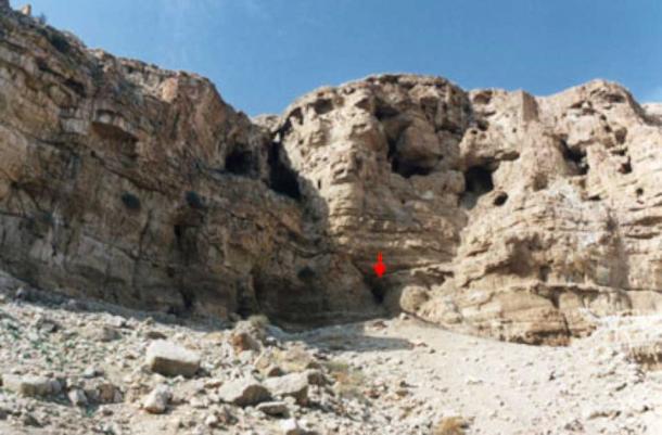 El esqueleto del pastor calcolítico y sus pertenencias se encontraron en esta cueva en la región de Wadi el-Makkukh del desierto de Judea hace unos 30 años. (Museo de Israel, Jerusalén)