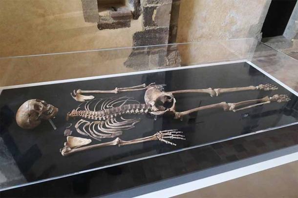The skeleton of Anne d’Alegre on display at the Chapel of the Old Castle of Laval in Mayenne, France. (Fab5669 / CC BY-SA 4.0)