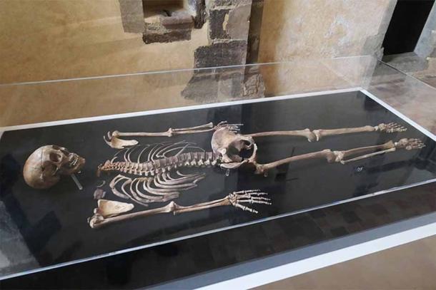  El esqueleto de Anne d'Alegre expuesto en la Capilla del Antiguo Castillo de Laval en Mayenne, Francia. (Fab5669 / CC BY-SA 4.0)