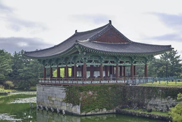 The slanted roof and many supportive columns of the Donggung pavilion (Peter Zyuzin/ Adobe Stock)