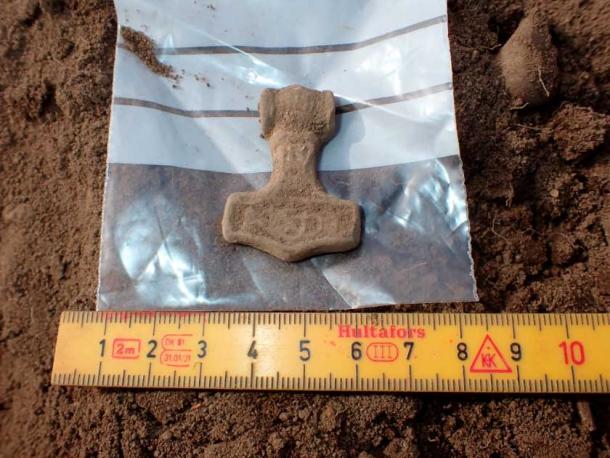 Thor’s hammer soon after it was found. (Kulturmiljö Halland)