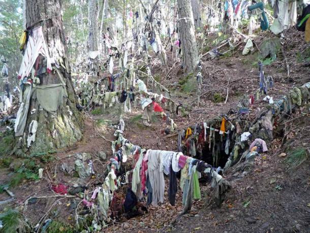 All sorts of garments adorn the area with the hope of procuring the curative powers of the well. (Julian Paren/CC BY-SA 2.0)