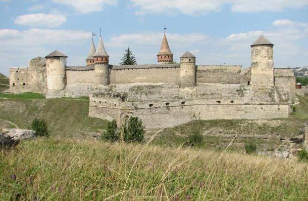 View of the castle from southwest with the Old Castle (bottom right) and New Castle (top left). (Håkan Henriksson/CC BY 3.0)