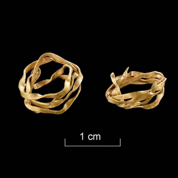 The small, wire spiral gold ornament found in the grave of an Early Bronze Age woman in Ammerbuch, Baden-Württemberg, Germany.    (Eberhard Karls University of Tübingen)