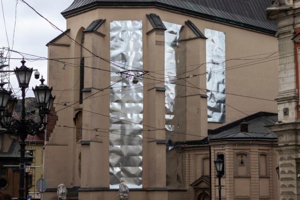 Las vidrieras de la Catedral Latina de Lviv se cubrieron con planchas de acero para protegerlas de los estragos de la guerra. (Serhi / Adobe Stock)
