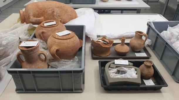 El almacén de artefactos descubiertos en la tumba púnica descubierta recientemente en Malta. (Empresa de Servicios de Agua)