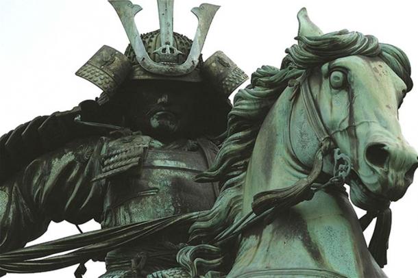 This statue is a depiction of Kusunoki Masashige, a medieval Japanese hero who attributed as co-author of the scroll.