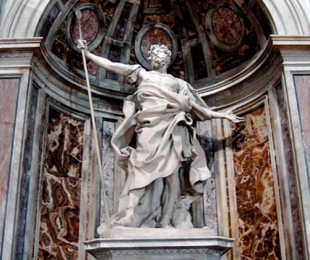La estatua de San Longino sosteniendo la Lanza Sagrada en la Basílica de San Pedro, Roma (Dominio público)