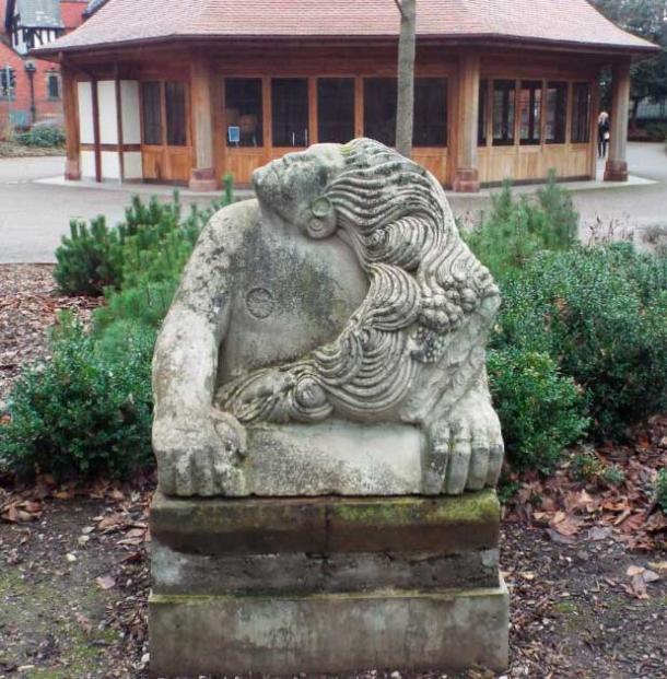 Una statua in pietra di Ymir a St. Johns, Chester, Regno Unito (Hooligan / CC BY SA)