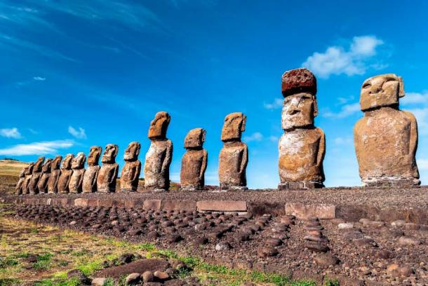 Las estatuas moai fueron talladas en roca basáltica volcánica por el pueblo moai hace más de 500 años (thomaslusth/Adobe Stock)