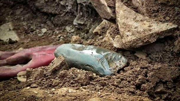 Un hacha de piedra descubierta en el asentamiento neolítico Newss of Brodgar en Orkney en 2018. (Ness of Brodgar Trust)