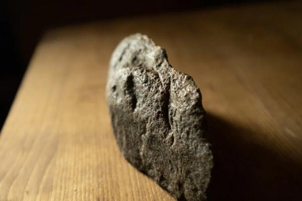 Junto a las piedras se encontró un cuchillo de piedra. (Parque del patrimonio de Wanuskewin)