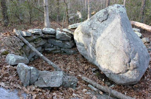 Una estructura de piedra en ruinas en el sitio de Gungywamp. (Ray Bendici / Maldito Connecticut)