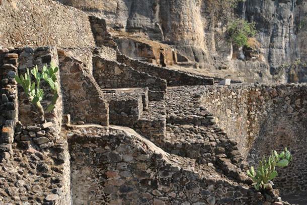 Some of the structures to the East of the main temple, built in the typical Aztec style of construction consisting of small cemented stones, make a stark contrast to the geometric precision of the monolithic structures nearby. (© Marco Vigato)