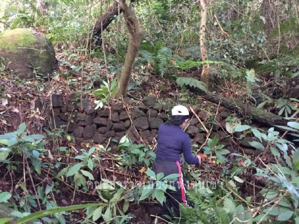 The rock structures share construction features found elsewhere in the region. Phum Chiradechwong