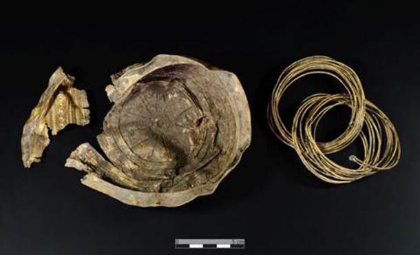 The sun rays on the bowl interior, and the wire found in the bowl (Copyright Andreas Rausche)