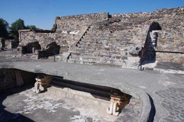 Example of super-imposed buildings at complex situated along the Avenue of the Dead