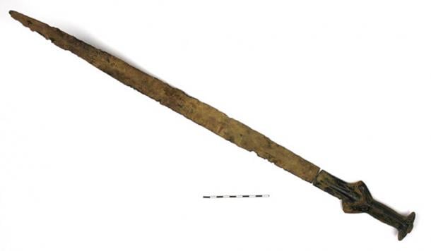 El Dr. Jiří Juchelka, especialista en espadas medievales, del cercano Museo de Silesia, fechó la espada en la Edad del Bronce alrededor del 1300 a. (Jiří Juchelka / Museo de Silesia)